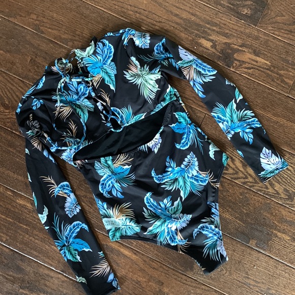 "The Keira" Lace Up Back Long Sleeve Swimsuit - Picture 4 of 6